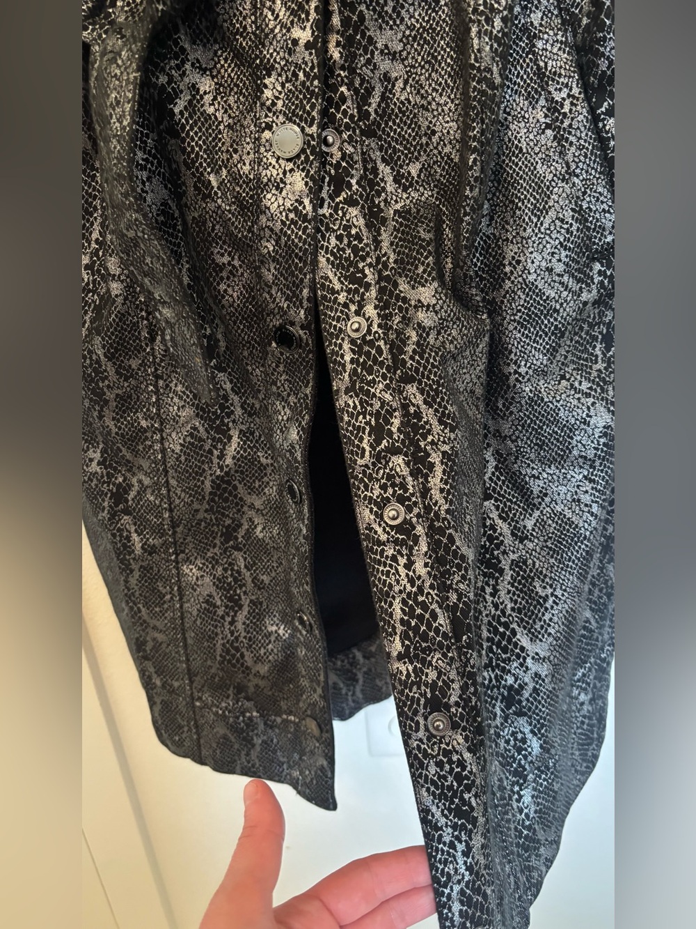 NWT White House Black Market Women’s Snakeskin Snap Button Tie Waist Overcoat - Picture 4 of 4